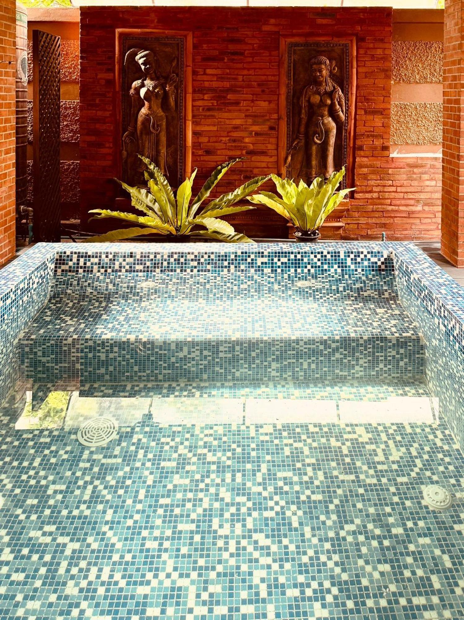 Hotel Phor Liang Meun Terracotta Arts Chiang Mai